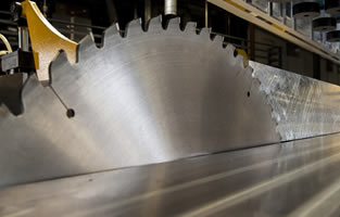 saw-cutting-metal