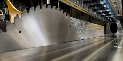 saw-cutting-metal